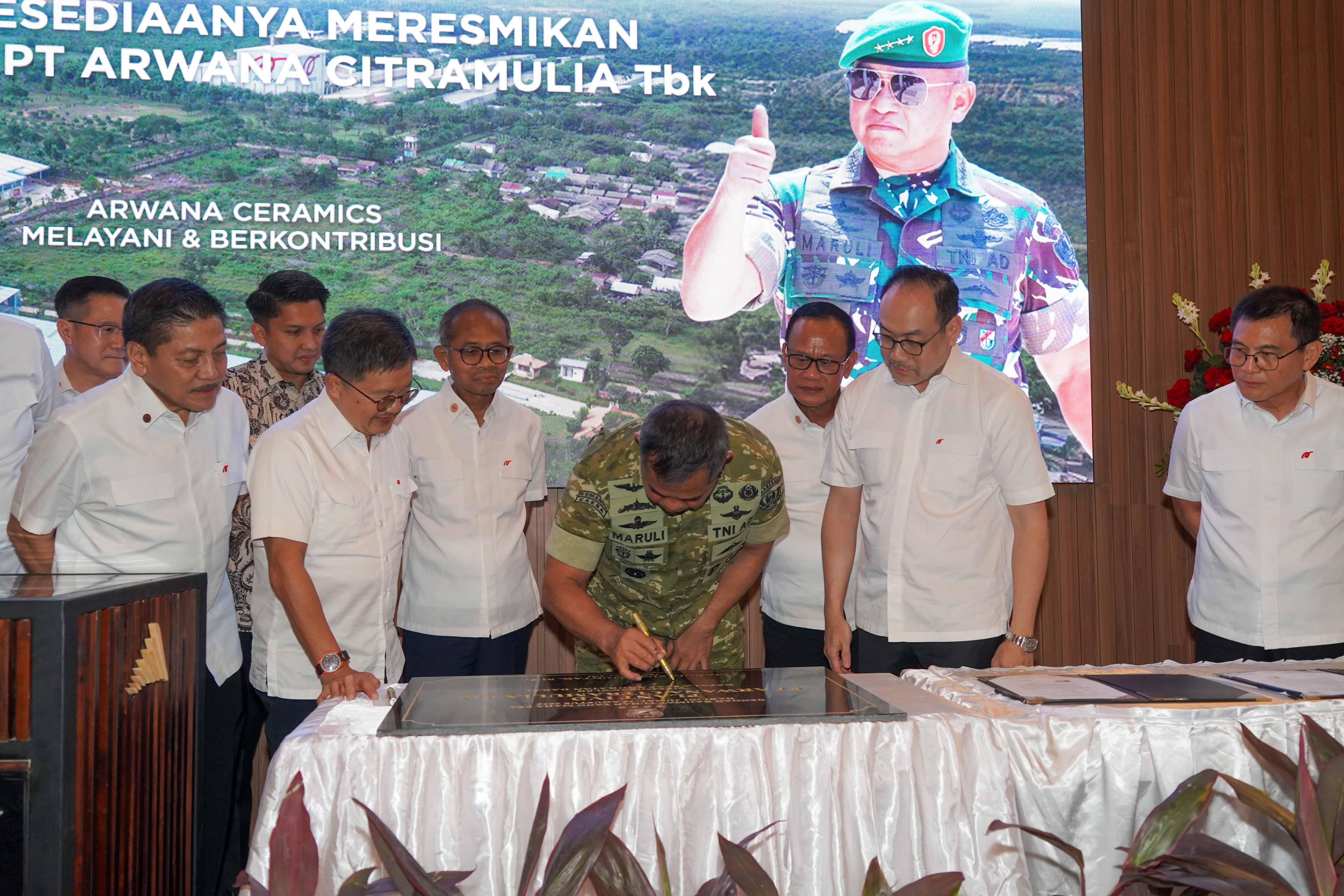 Peresmian pabrik PT Arwana Citramulia Tbk, PT Arwana Anugerah Keramik, Plant 4D, KSAD Jenderal TNI Maruli Simanjuntak, Sumatera Selatan.