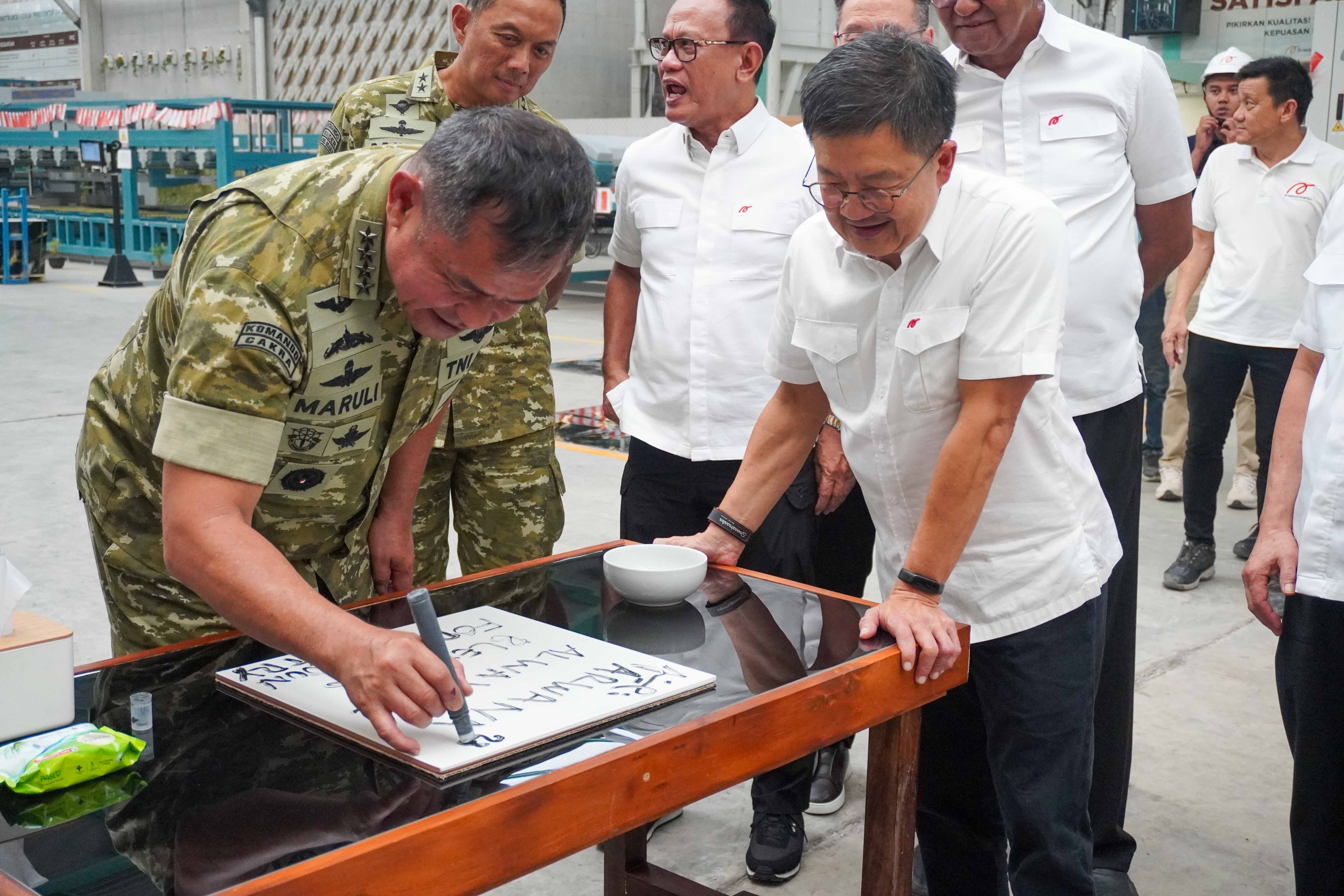 Peresmian pabrik PT Arwana Citramulia Tbk, PT Arwana Anugerah Keramik, Plant 4D, KSAD Jenderal TNI Maruli Simanjuntak, Sumatera Selatan.